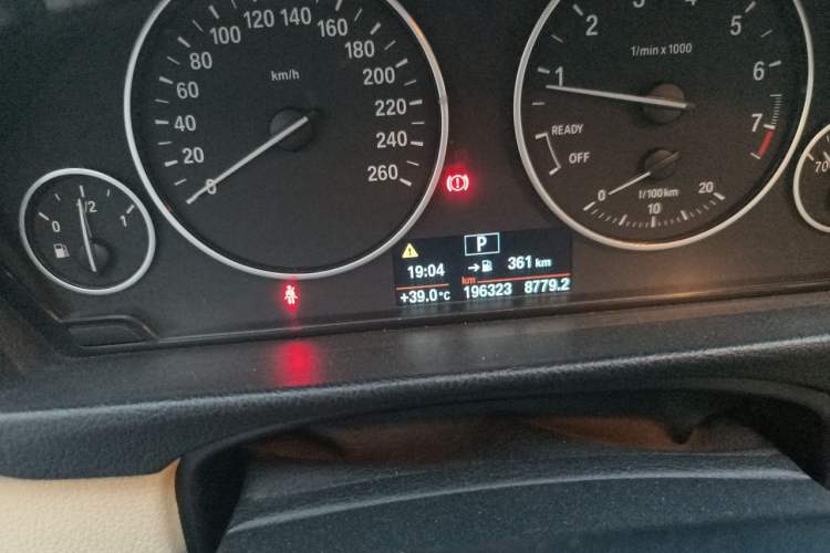 Used BMW 3 Series 2013 320i Sport Edition Odometer Close Up
