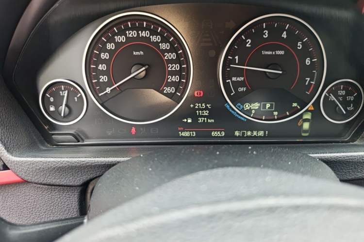 Used BMW 3 Series 2013 328i Sport Design Package Odometer Close Up