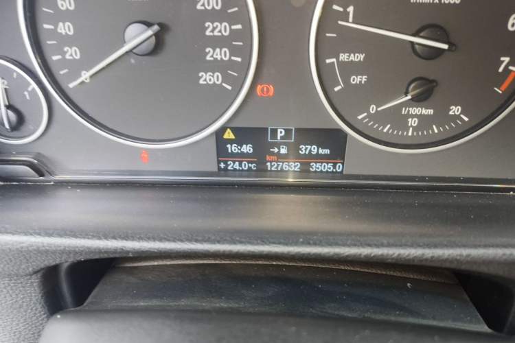 Used BMW 3 Series 2013 320Li Fashion Model Odometer Close Up