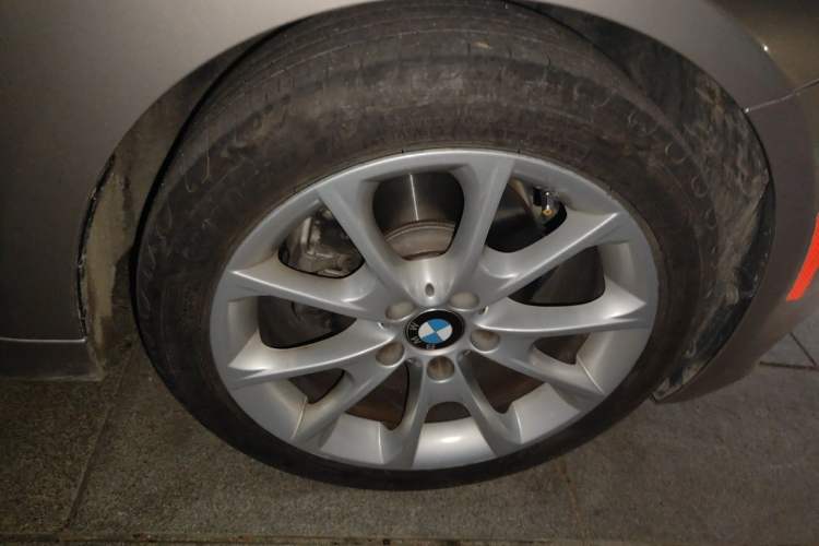 Used BMW 3 Series 2013 328Li Luxury Design Package Right Front Wheel Hub