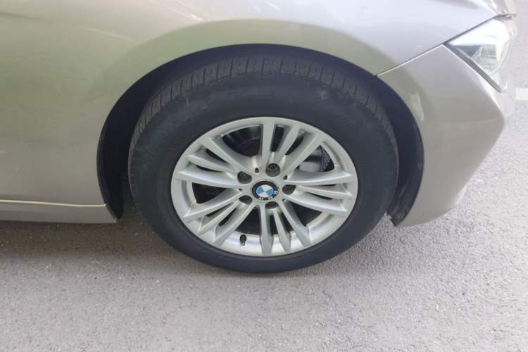 Used BMW 3 Series 2013 320Li Fashion Model Right Front Wheel Hub