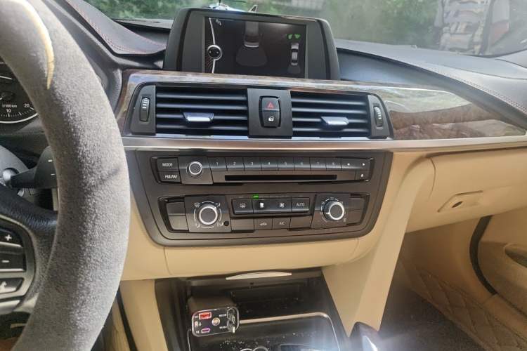 Used BMW 3 Series 2013 320Li Fashion Model Audio And AC Panel