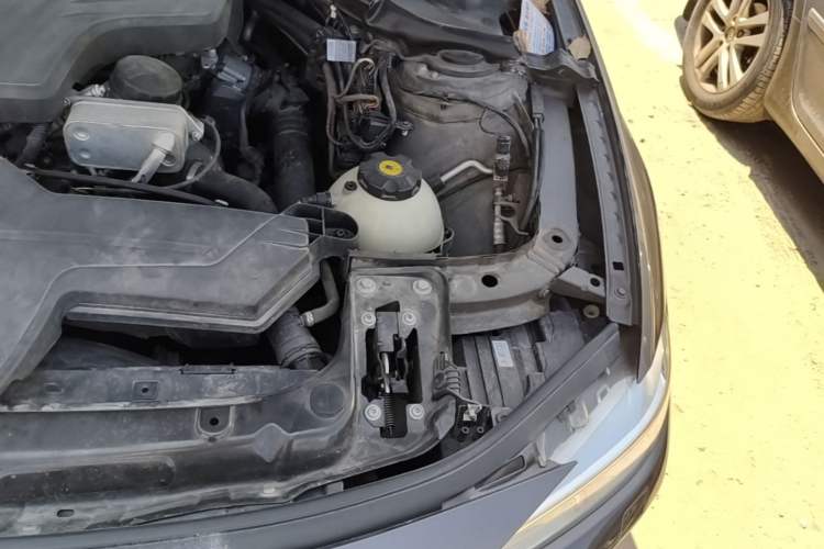 Used BMW 3 Series 2013 320i Sport Design Package Engine Bay Left