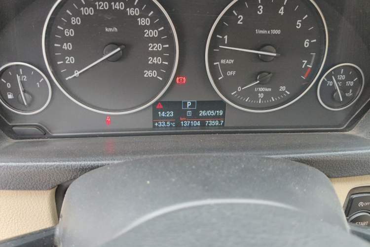 Used BMW 3 Series 2013 320Li Fashion Model Odometer Close Up