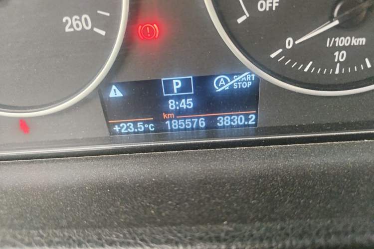 Used BMW 3 Series 2013 320Li Fashion Model Odometer Close Up
