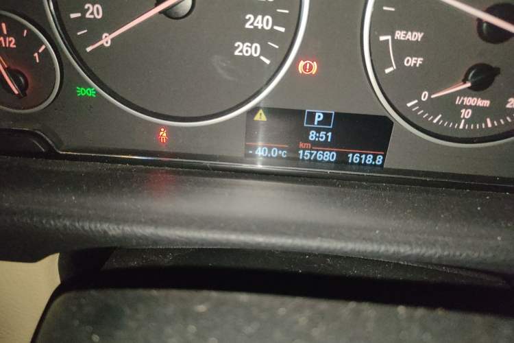 Used BMW 3 Series 2013 320Li Fashion Model Odometer Close Up