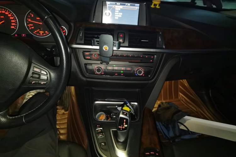 Used BMW 3 Series 2013 320Li Fashion Model Audio And AC Panel