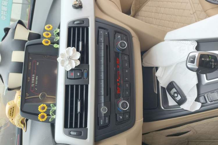 Used BMW 3 Series 2013 320i Sport Edition Audio And AC Panel