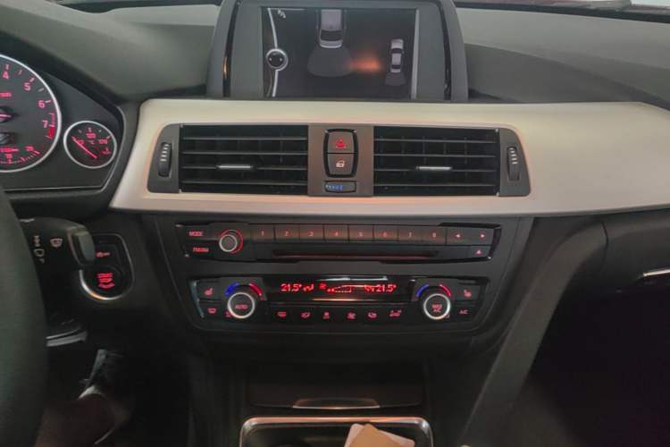 Used BMW 3 Series 2013 320i Sport Edition Audio And AC Panel