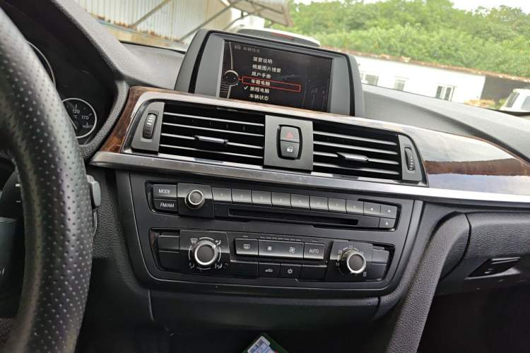 Used BMW 3 Series 2013 320Li Fashion Model Audio And AC Panel