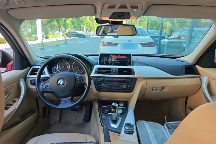Used BMW 3 Series 2013 320i Active Edition Center Console