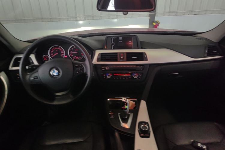 Used BMW 3 Series 2013 320i Sport Edition Center Console