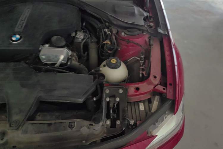 Used BMW 3 Series 2013 320i Sport Edition Engine Bay Left