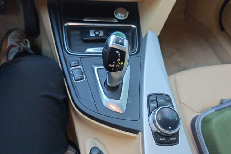 Used BMW 3 Series 2013 320i Active Edition Gear Lever