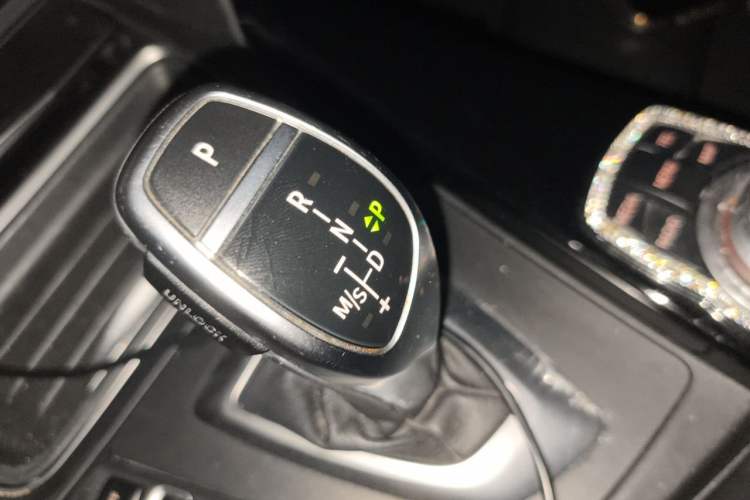 Used BMW 3 Series 2013 320i Sport Edition Gear Lever