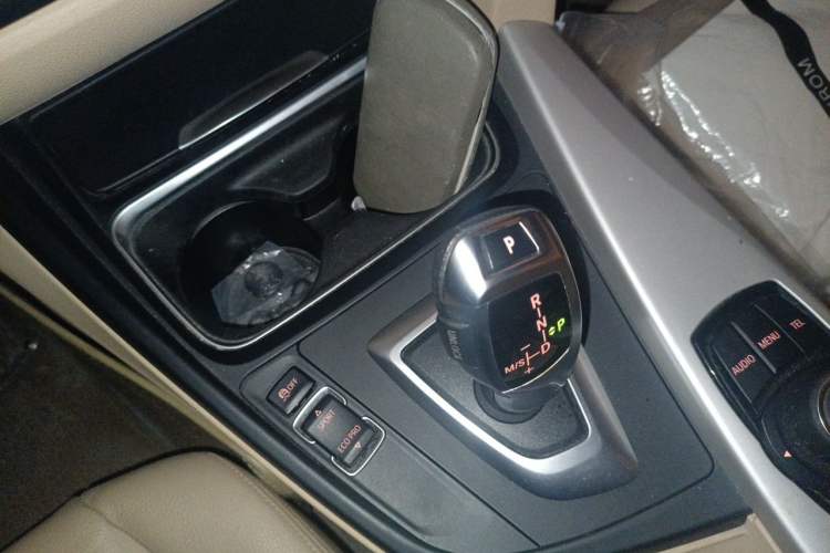 Used BMW 3 Series 2013 320i Sport Edition Gear Lever