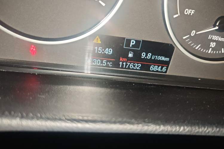 Used BMW 3 Series 2013 320i Sport Edition Odometer Close Up