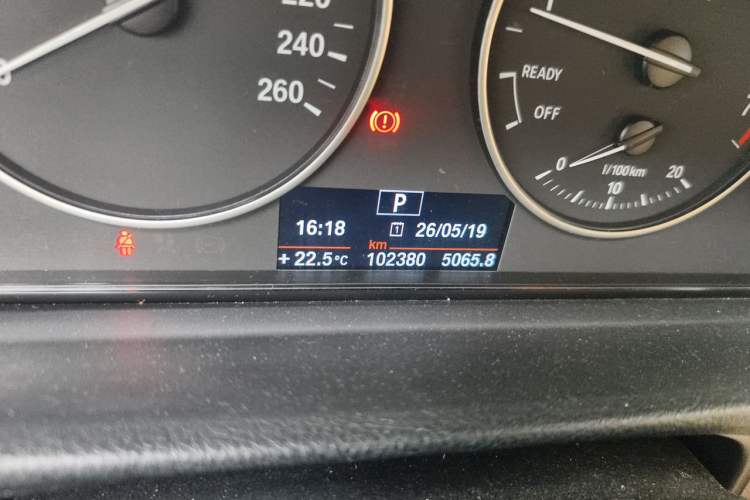Used BMW 3 Series 2013 320i Sport Edition Odometer Close Up