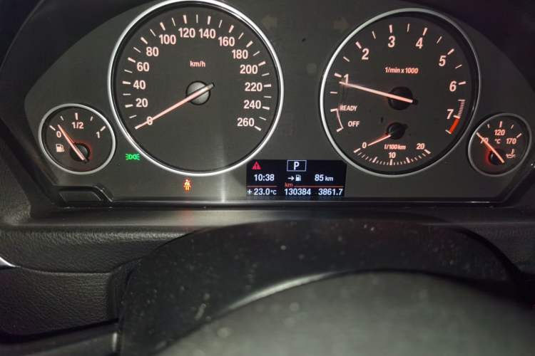 Used BMW 3 Series 2013 320Li Fashion Model Odometer Close Up