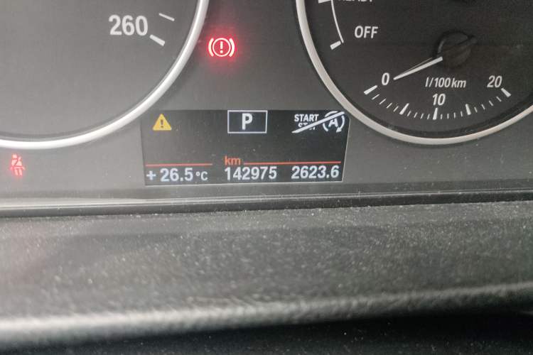 Used BMW 3 Series 2013 320i Sport Edition Odometer Close Up