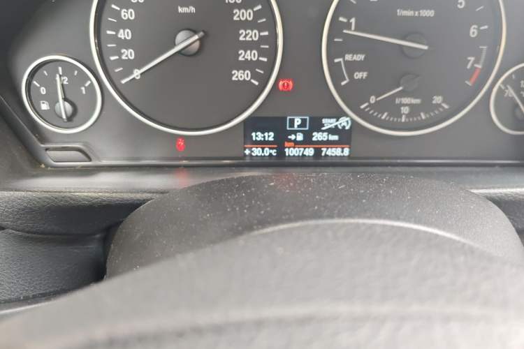 Used BMW 3 Series 2013 320Li Fashion Model Odometer Close Up