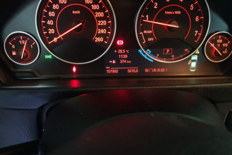 Used BMW 3 Series 2013 320i Sport Design Package Odometer Close Up