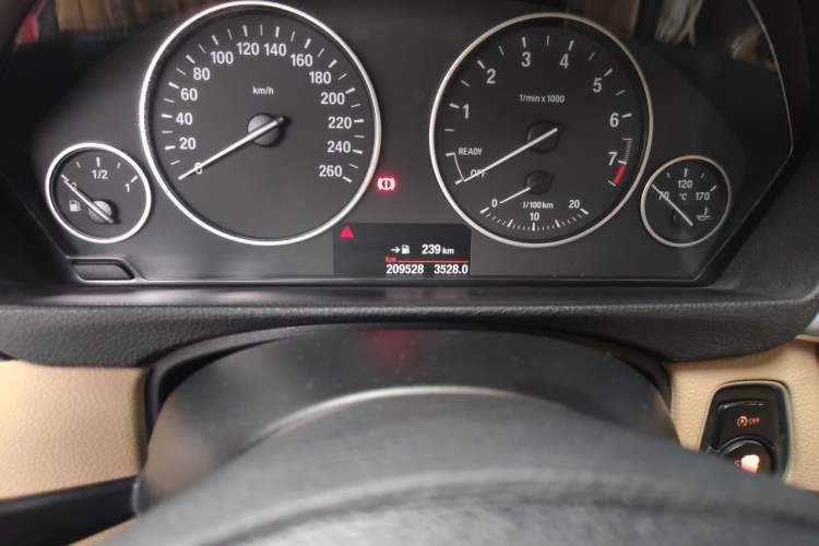Used BMW 3 Series 2013 320Li Fashion Model Odometer Close Up