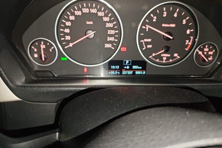 Used BMW 3 Series 2013 320Li Fashion Model Odometer Close Up