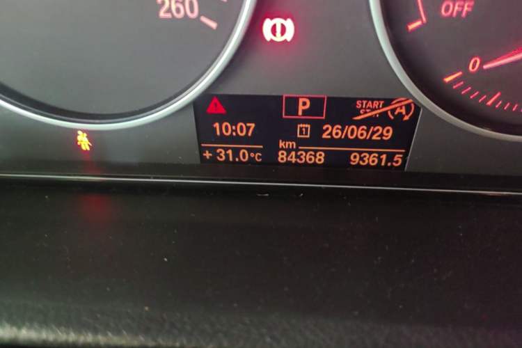 Used BMW 3 Series 2013 320i Sport Edition Odometer Close Up