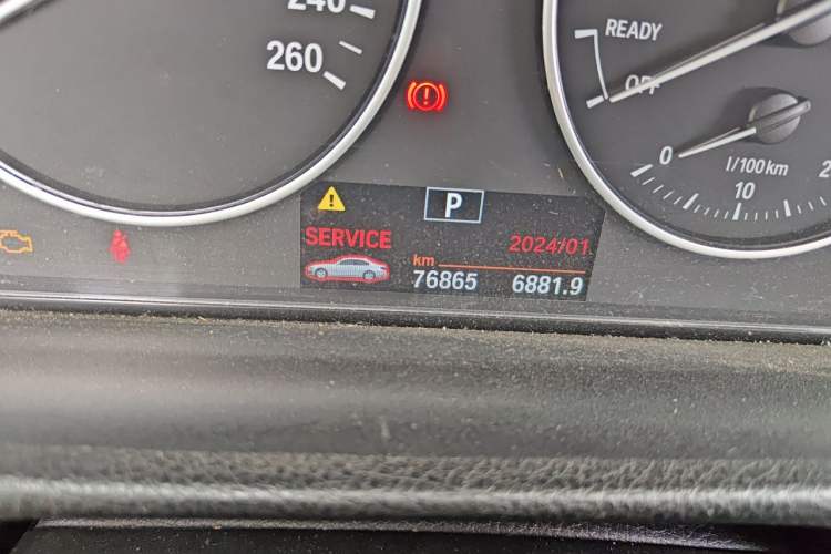 Used BMW 3 Series 2013 320Li Fashion Model Odometer Close Up