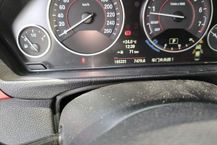 Used BMW 3 Series 2013 320i Sport Design Package Odometer Close Up