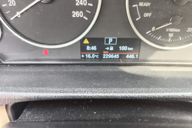 Used BMW 3 Series 2013 320Li Fashion Model Odometer Close Up