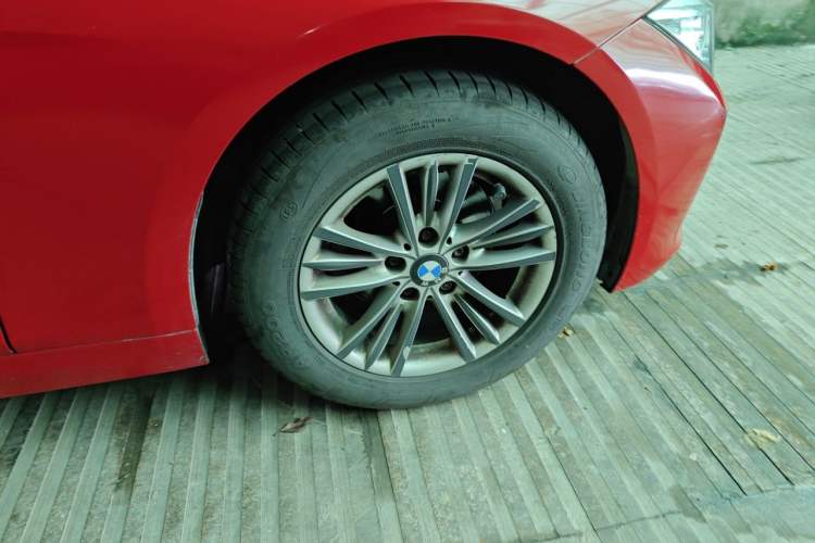Used BMW 3 Series 2013 320Li Fashion Model Right Front Wheel Hub