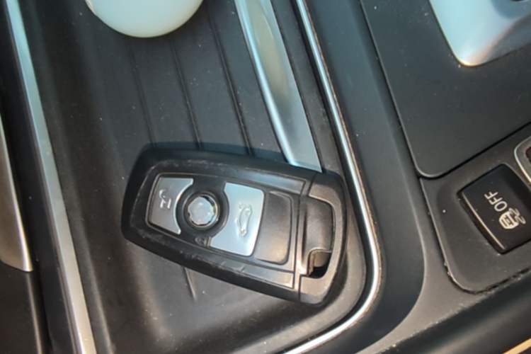 Used BMW 3 Series 2013 320i Active Edition Vehicle Key