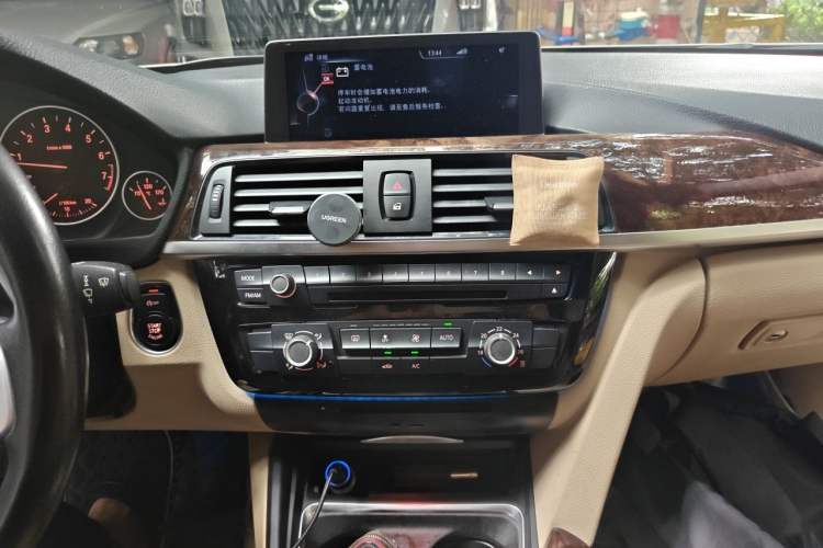 Used BMW 3 Series 2013 320Li Fashion Model Audio And AC Panel
