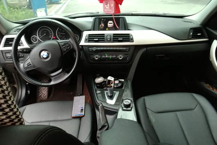 Used BMW 3 Series 2013 316i Active Edition Center Console