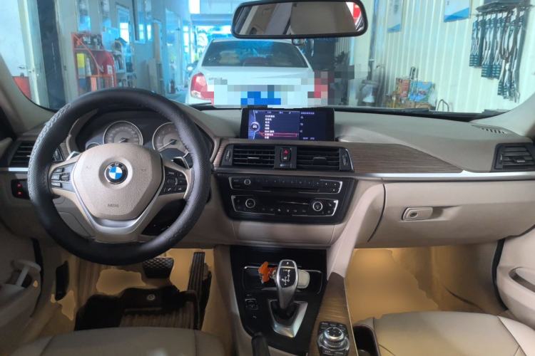 Used BMW 3 Series 2013 Facelift 320Li Fashion Design Package Center Console