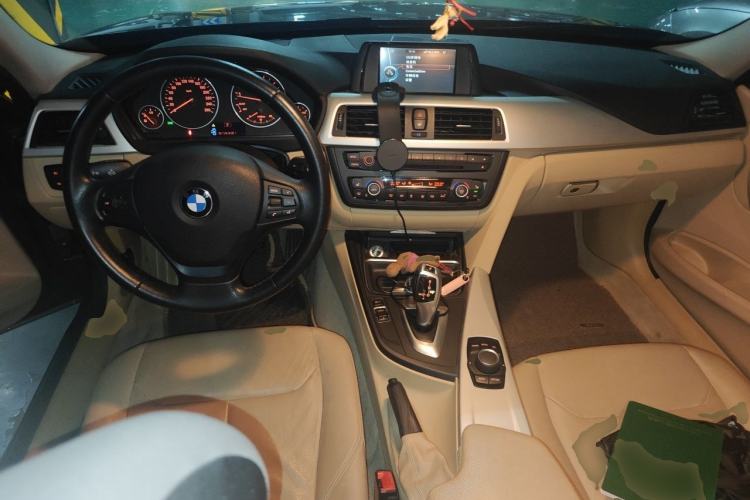 Used BMW 3 Series 2013 320i Sport Edition Center Console