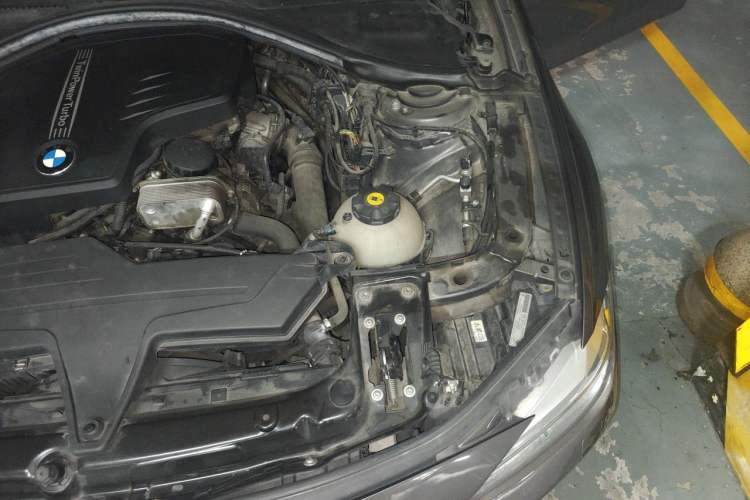 Used BMW 3 Series 2013 320i Sport Edition Engine Bay Left