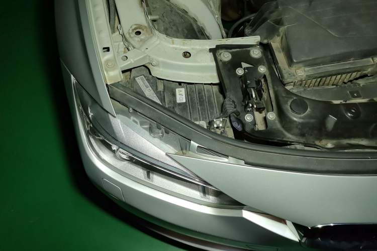 Used BMW 3 Series 2013 320i Sport Edition Engine Bay Right