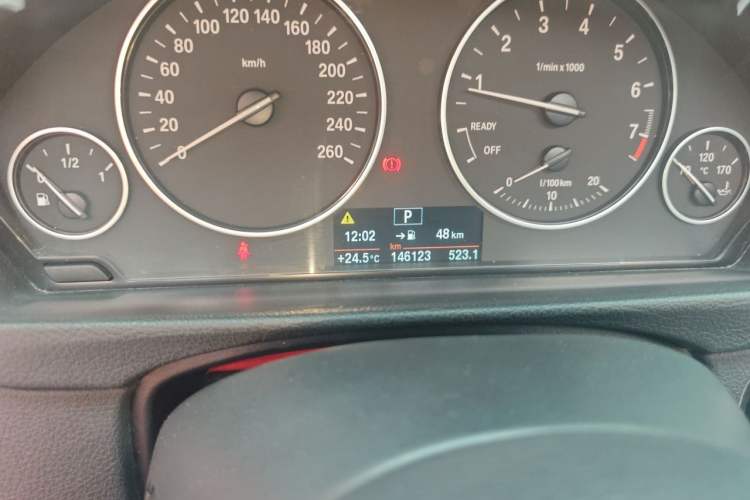 Used BMW 3 Series 2013 320Li Fashion Model Odometer Close Up