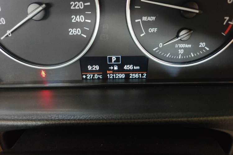 Used BMW 3 Series 2013 320Li Fashion Model Odometer Close Up