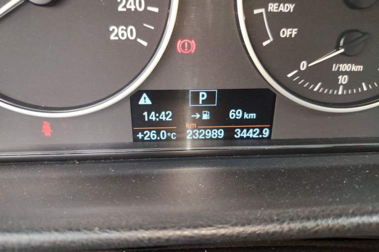 Used BMW 3 Series 2013 320Li Fashion Model Odometer Close Up