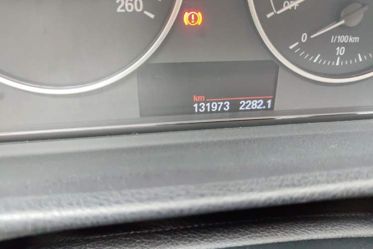 Used BMW 3 Series 2013 320Li Fashion Model Odometer Close Up