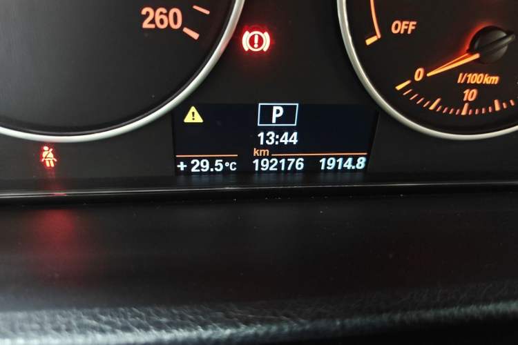 Used BMW 3 Series 2013 320Li Fashion Model Odometer Close Up