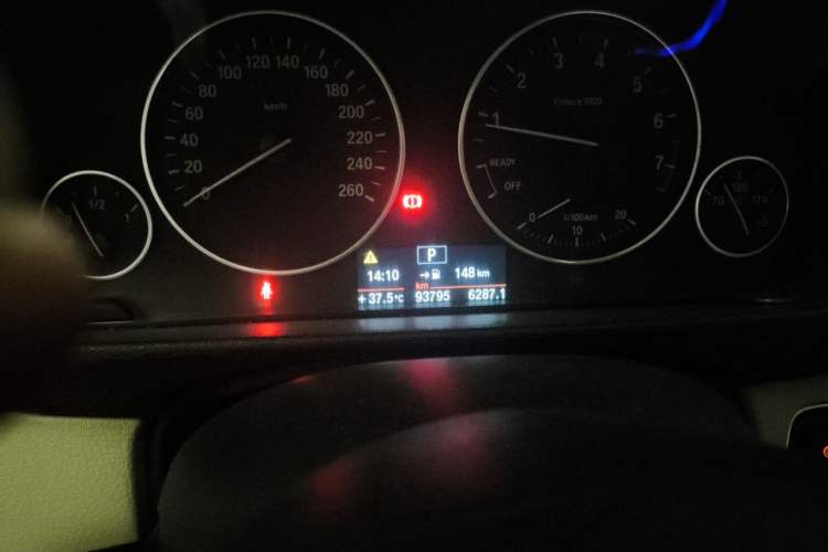Used BMW 3 Series 2013 316i Active Edition Odometer Close Up