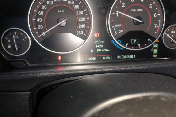 Used BMW 3 Series 2013 328i Sport Design Package Odometer Close Up