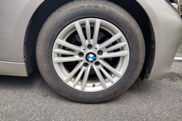 Used BMW 3 Series 2013 320Li Fashion Model Right Front Wheel Hub