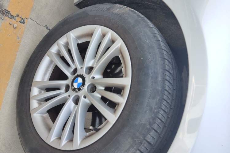 Used BMW 3 Series 2013 320Li Fashion Model Right Front Wheel Hub