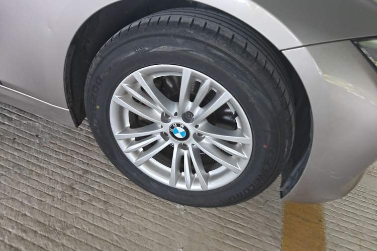 Used BMW 3 Series 2013 320Li Fashion Model Right Front Wheel Hub